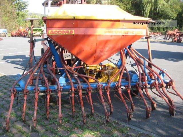 2011 Accord  Pneumatic drill DL Agricultural vehicle Seeder photo