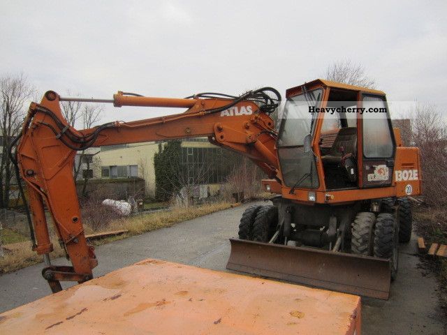 1985 Atlas  1302 E with gripper Construction machine Mobile digger photo