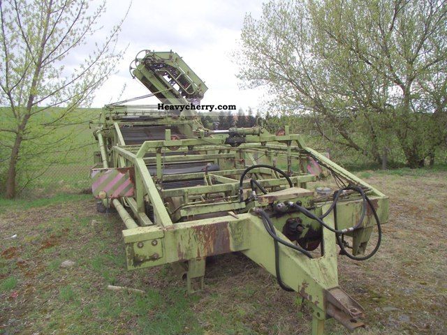 1988 Fortschritt  E682 potato harvester Agricultural vehicle Harvesting machine photo