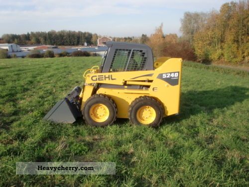 2011 Gehl  5240 skid steer Construction machine Wheeled loader photo