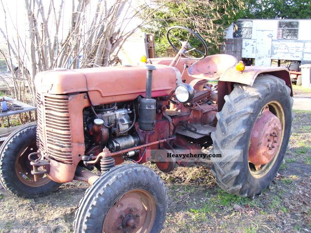 1955 IHC  Farmall diesel 3Zylinder Agricultural vehicle Tractor photo