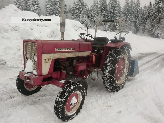 2011 IHC  423 Agricultural vehicle Tractor photo