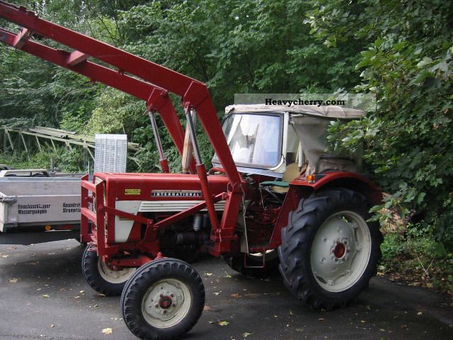 1970 IHC  423 with front loader Agricultural vehicle Tractor photo