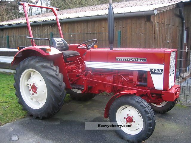 1968 IHC  MC 423 Cormik Agricultural vehicle Farmyard tractor photo