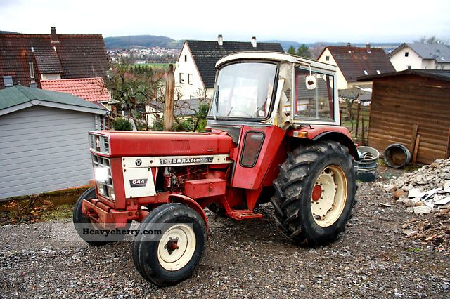 1975 IHC  644 S Agricultural vehicle Tractor photo
