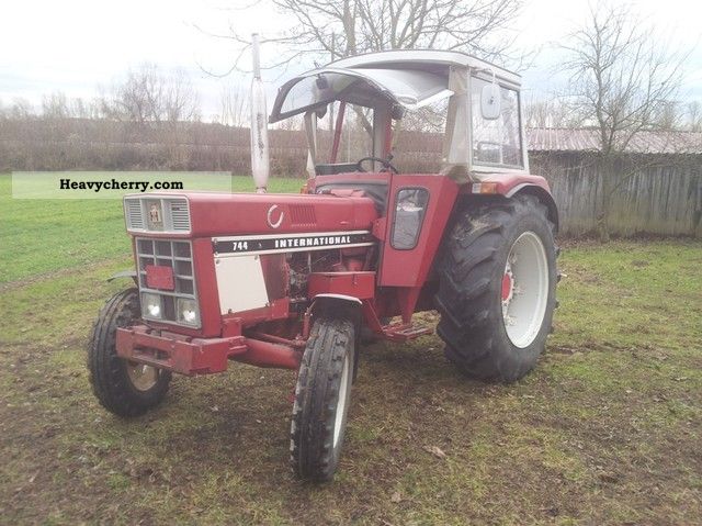 1977 IHC  744 Agricultural vehicle Tractor photo