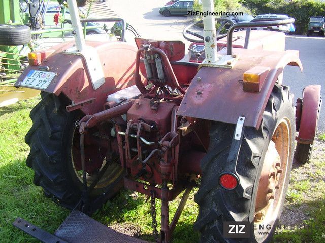 1967 McCormick  323 Agricultural vehicle Tractor photo
