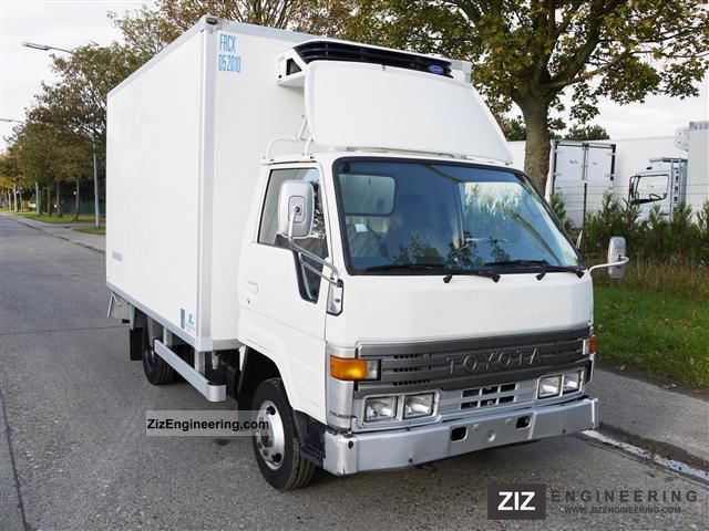1993 Toyota  DYNA / OFF KUHLKOFFER 2004 / CARRIER XARIOS 300 Van or truck up to 7.5t Refrigerator body photo
