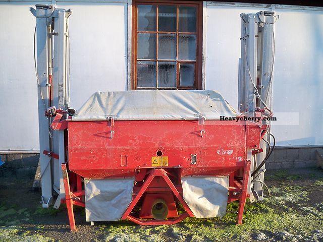 2011 Accord  1802 Agricultural vehicle Fertilizer spreader photo