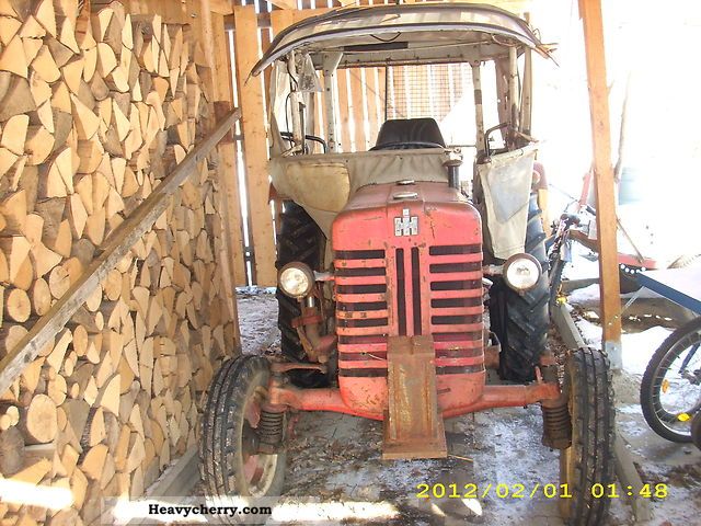 1964 McCormick  D-326 Agricultural vehicle Tractor photo