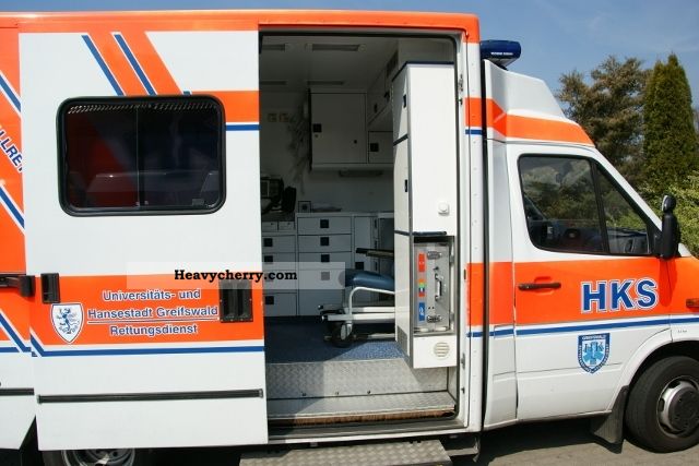 2004 Mercedes-Benz  Sprinter Van or truck up to 7.5t Ambulance photo