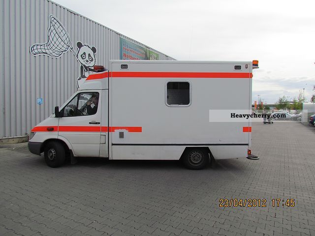 2004 Mercedes-Benz  313 CDI Van or truck up to 7.5t Ambulance photo