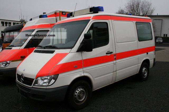 2005 Mercedes-Benz  Sprinter 313 CDI 2xKlima complete RTW wearing! Van or truck up to 7.5t Ambulance photo