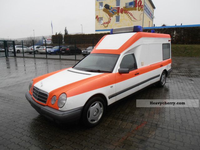 1998 Mercedes-Benz  E 290 TD Classic RTW medical transporter Tüv New Van or truck up to 7.5t Ambulance photo