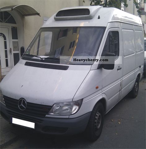 2004 Mercedes-Benz  208D Van or truck up to 7.5t Refrigerator box photo