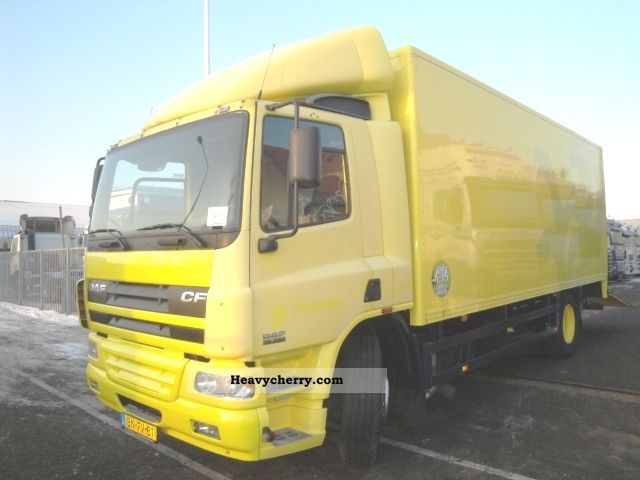 2002 DAF  CF 75.250 isothermal Truck over 7.5t Box photo
