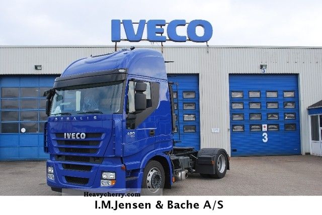 2011 Iveco  AS440S42T/FP Low Truck Semi-trailer truck Volume trailer photo
