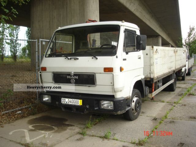 1989 MAN  L02 with crane Van or truck up to 7.5t Stake body photo