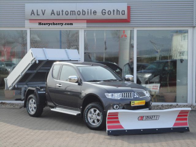 2011 Mitsubishi  L200-D 2.5DI Inform DC and Tipper Van or truck up to 7.5t Stake body photo