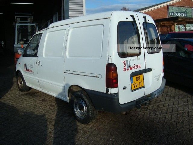 Nissan Cargo 2.3d 2001 Boxtype delivery van Photo