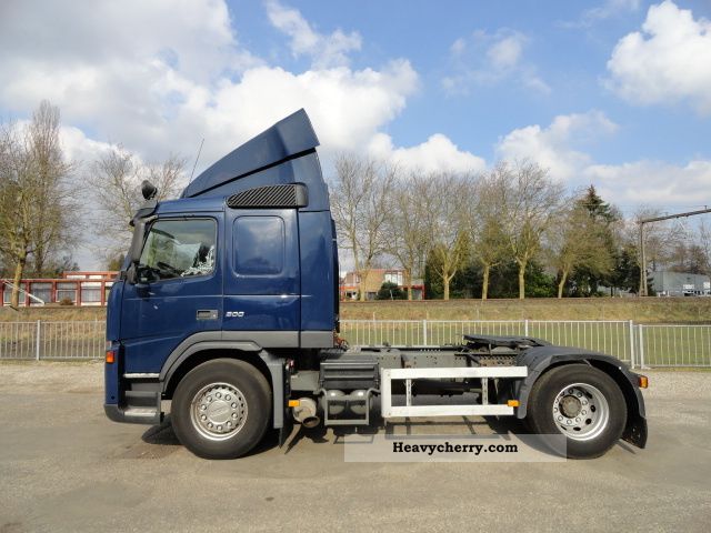 2004 Volvo  FM 9-300 Semi-trailer truck Standard tractor/trailer unit photo