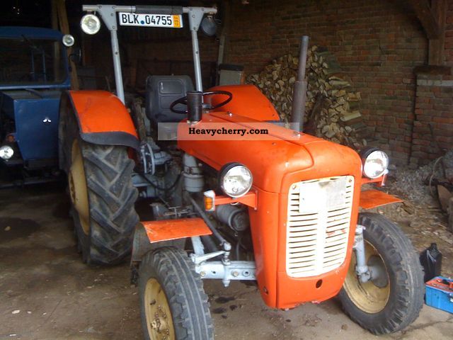 1960 Massey Ferguson  MF 35 Agricultural vehicle Tractor photo