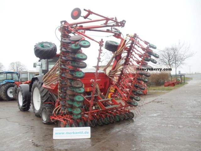 2011 Accord  DV 8 Agricultural vehicle Seeder photo