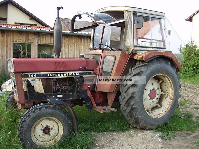 1976 IHC  KILL-FL 744 S / m DEFECT. Engine failure Agricultural vehicle Tractor photo