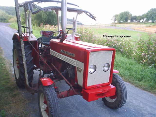 1967 McCormick  353 Agricultural vehicle Tractor photo