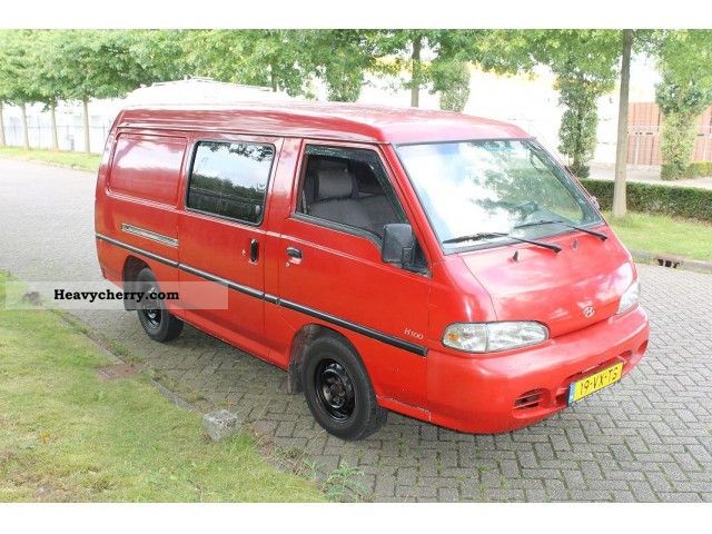 2001 Hyundai  H 100 2.5 TD 244/2860 bj: 2001 / dubb.cabine Van or truck up to 7.5t Box-type delivery van photo